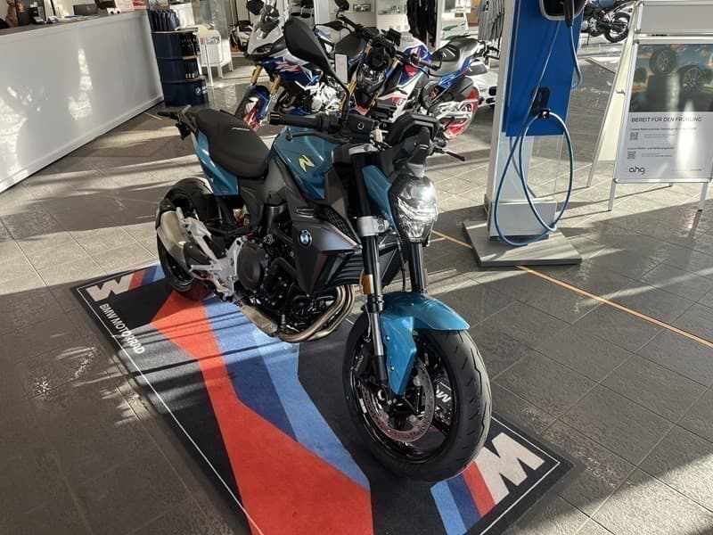 BMW Motorrad - F 900 R sofort verfügbar