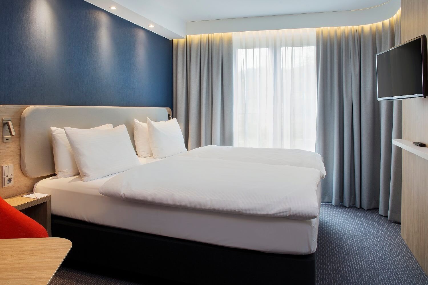 HolidayInnExpress_TwinRoom-dark30432 (002).jpg