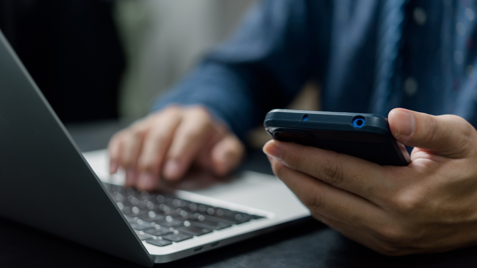 EU-Data-Act_Mann-mit-Handy.jpg