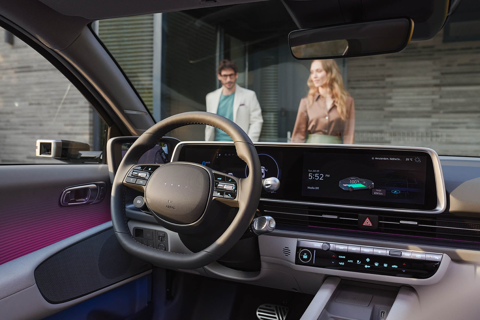 IONIQ_6_MY23_Innen_Livestyle_Cockpit_Paar_kom (1).jpg