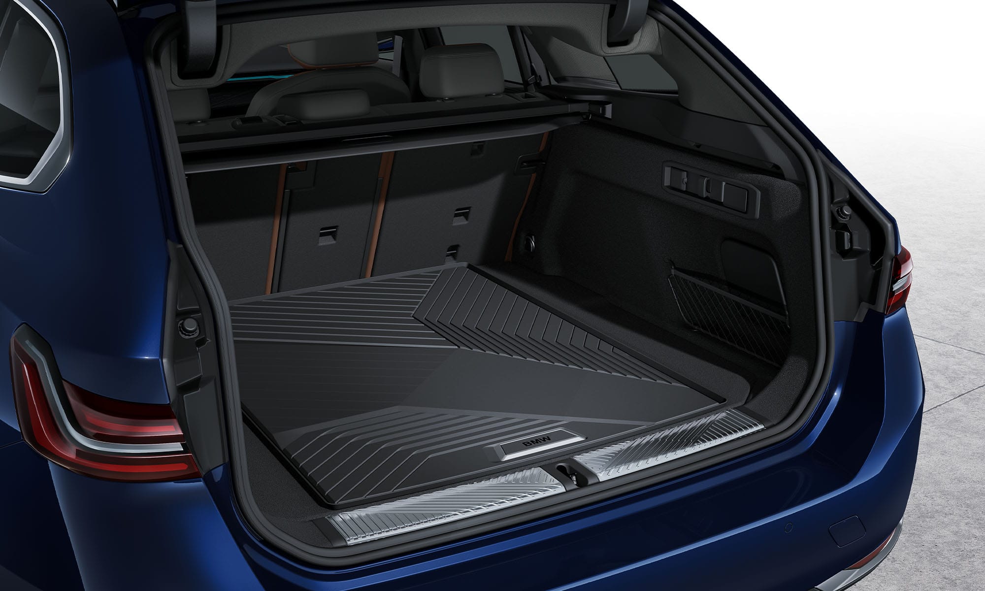 BMW 5er Touring und BMW i5 Touring Kofferraum.jpg